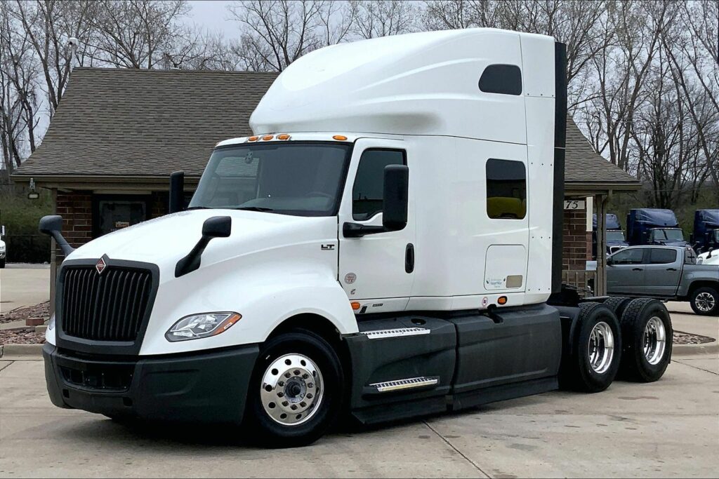 2022 CUM LT625 6×4 Sleeper