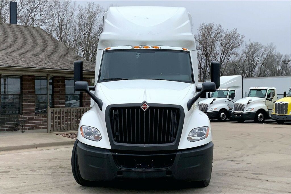 2022 CUM LT625 6×4 Sleeper