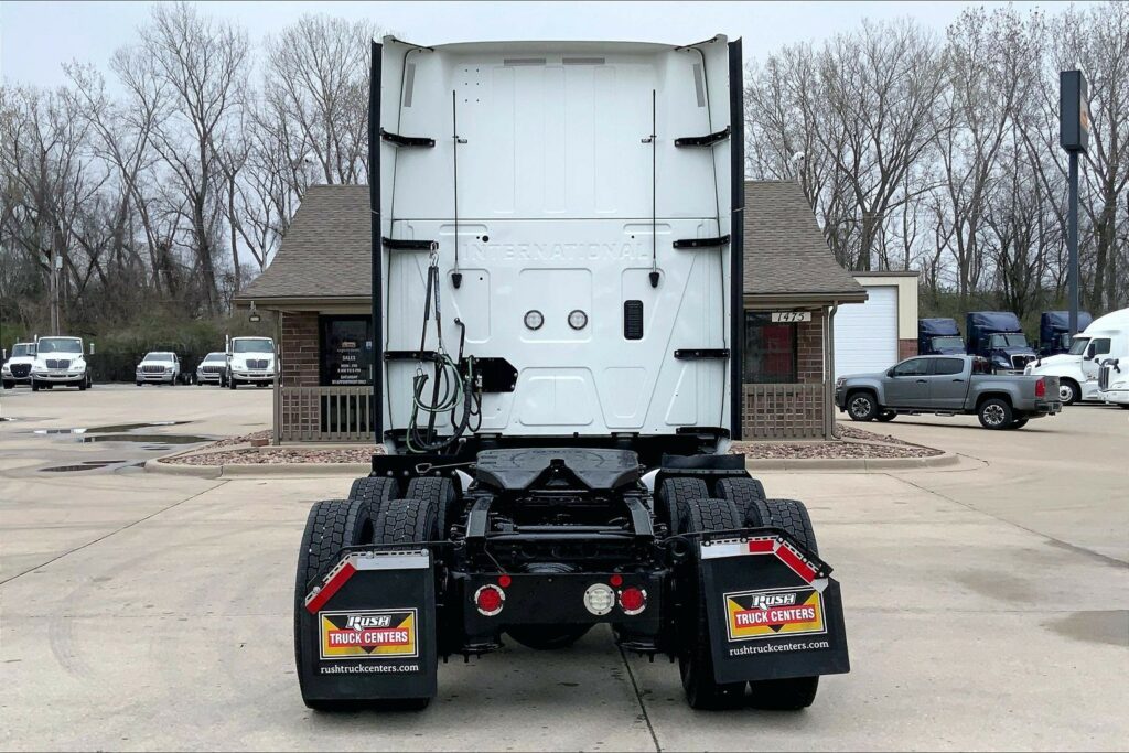 2022 CUM LT625 6×4 Sleeper