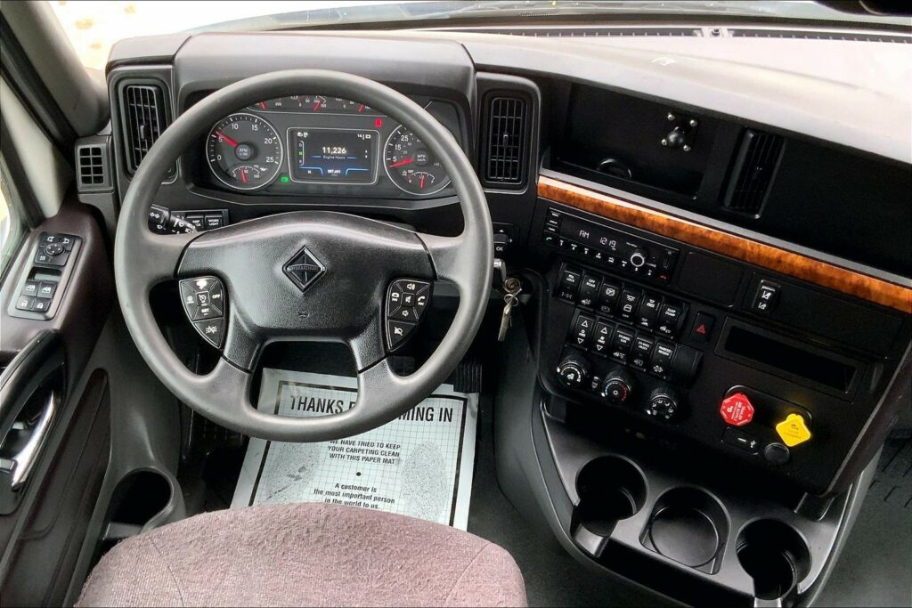 2022 CUM LT625 6×4 Sleeper