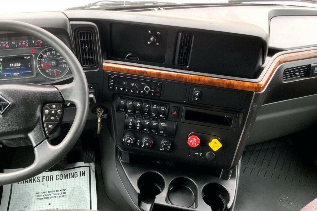 2022 CUM LT625 6×4 Sleeper