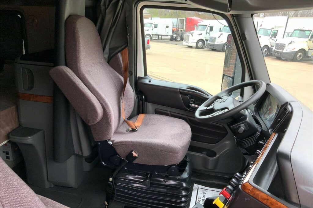 2022 CUM LT625 6×4 Sleeper