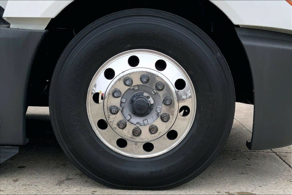 2022 CUM LT625 6×4 Sleeper