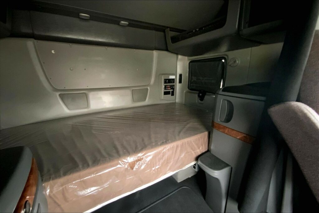 2022 CUM LT625 6×4 Sleeper