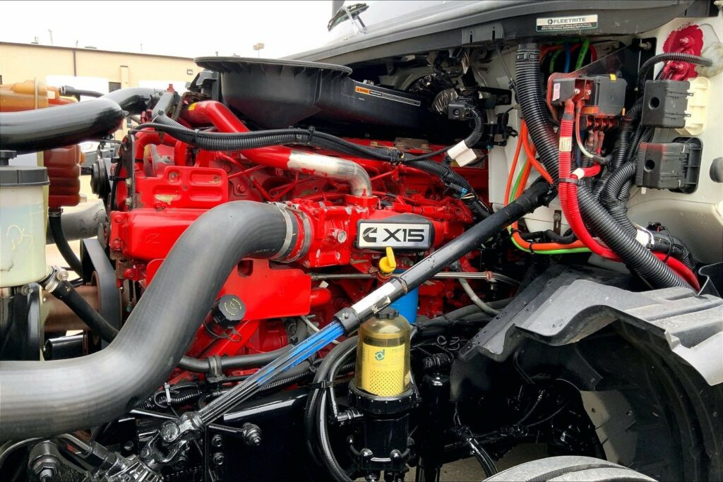 2022 CUM LT625 6×4 Sleeper