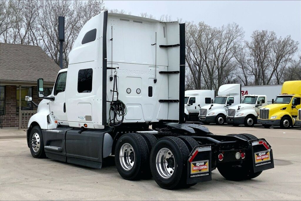 2022 CUM LT625 6×4 Sleeper