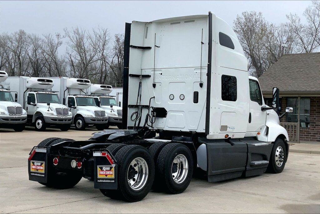 2022 CUM LT625 6×4 Sleeper