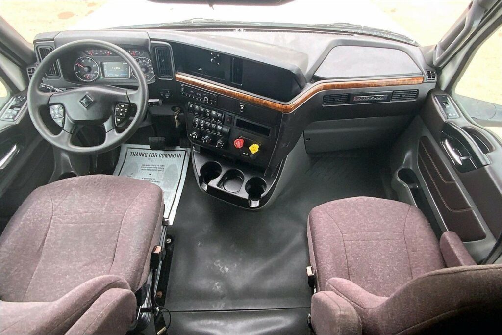 2022 CUM LT625 6×4 Sleeper