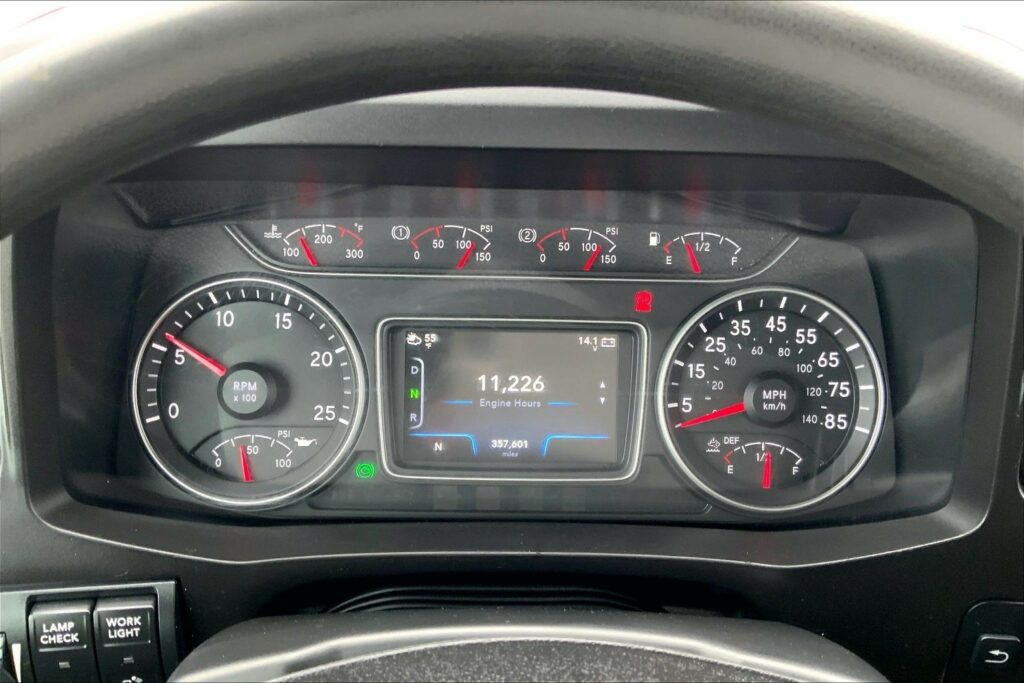 2022 CUM LT625 6×4 Sleeper