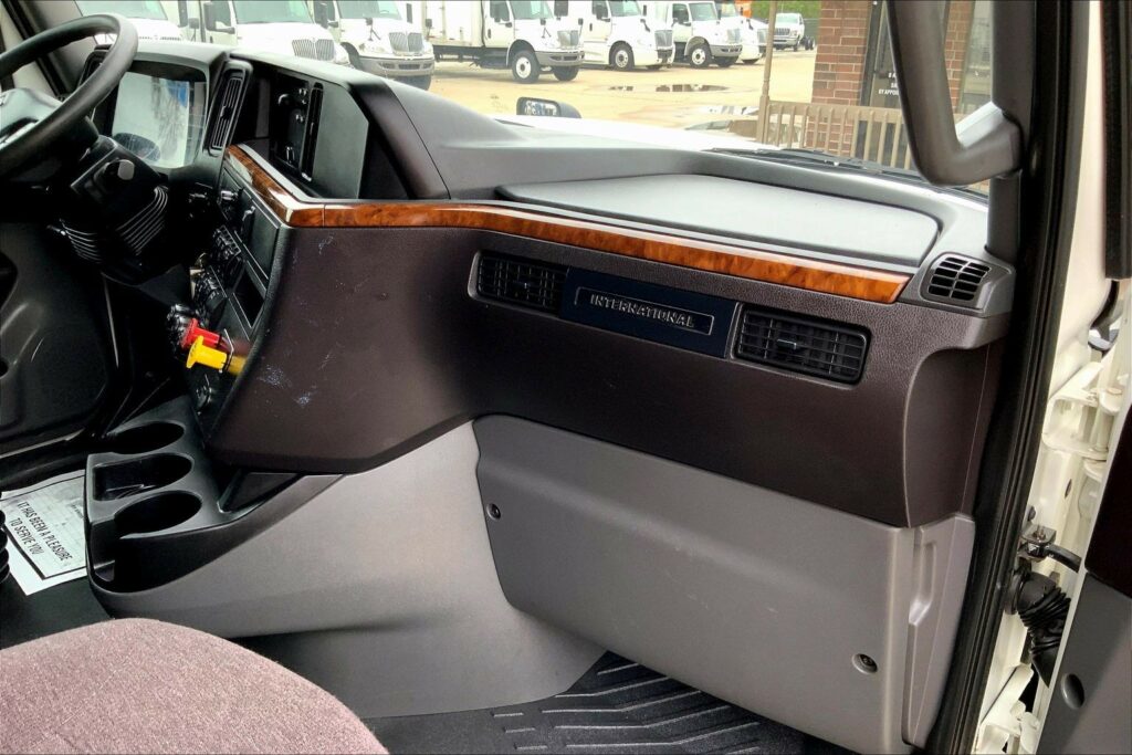 2022 CUM LT625 6×4 Sleeper