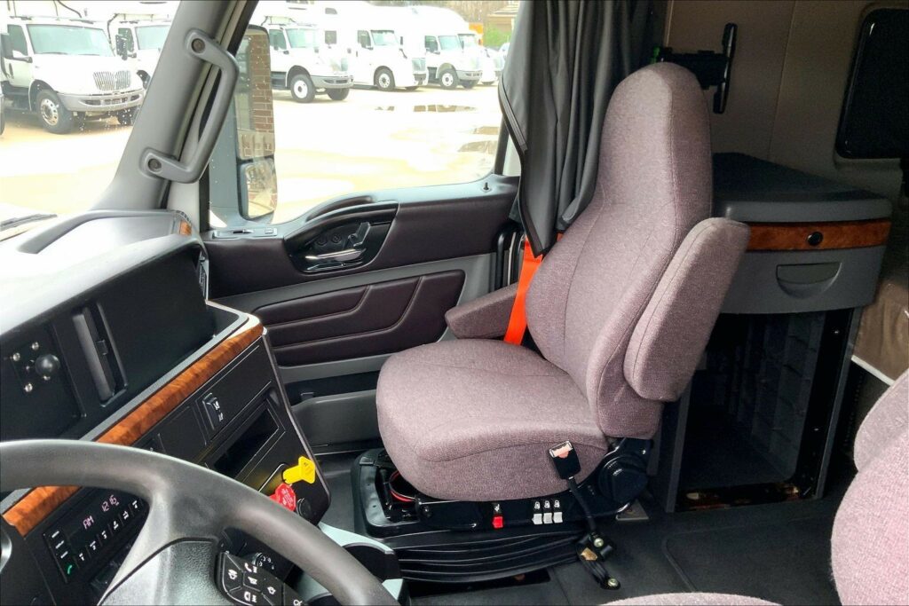 2022 CUM LT625 6×4 Sleeper