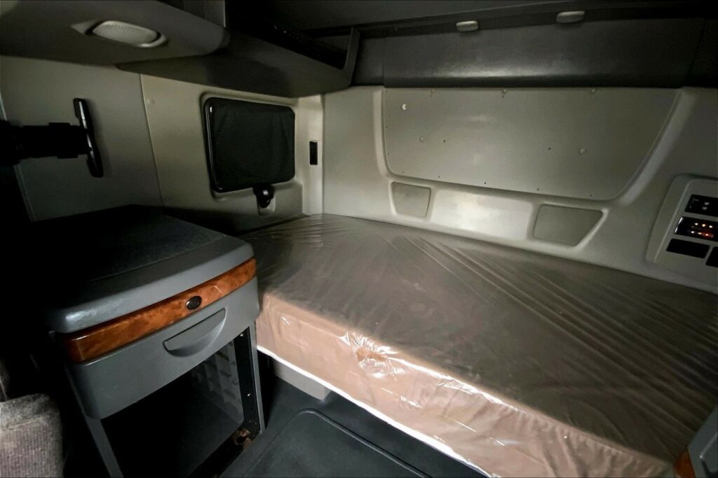 2022 CUM LT625 6×4 Sleeper