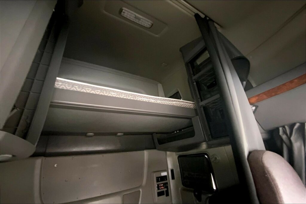 2022 CUM LT625 6×4 Sleeper