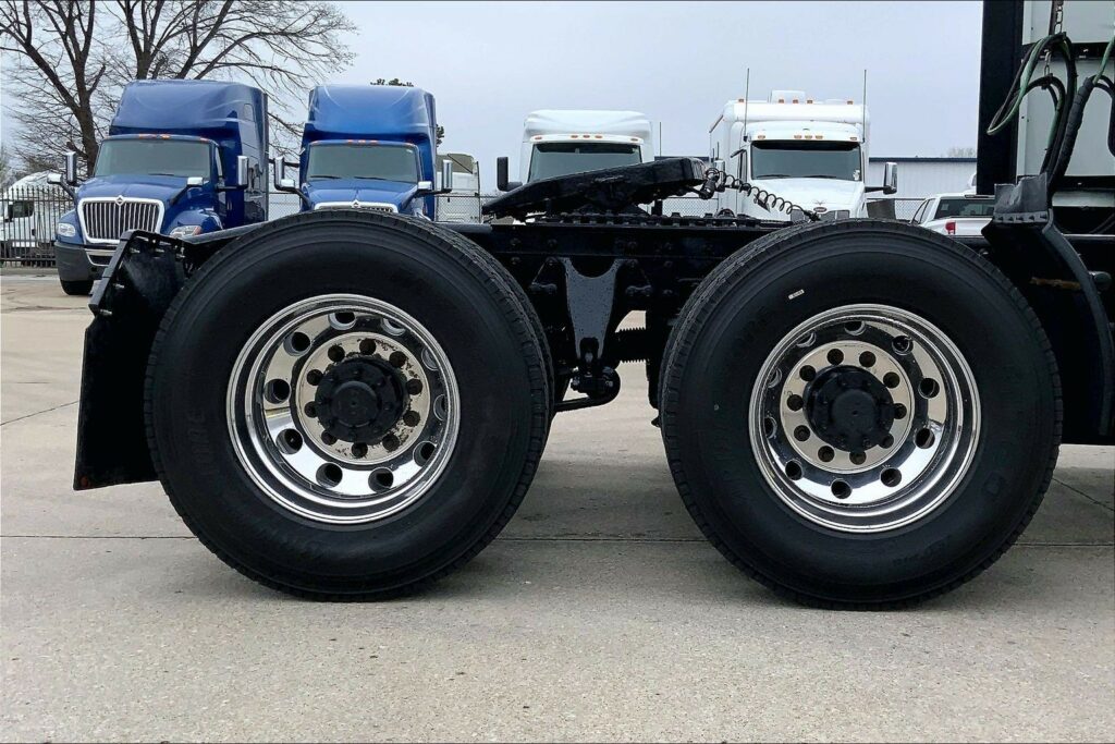 2022 CUM LT625 6×4 Sleeper