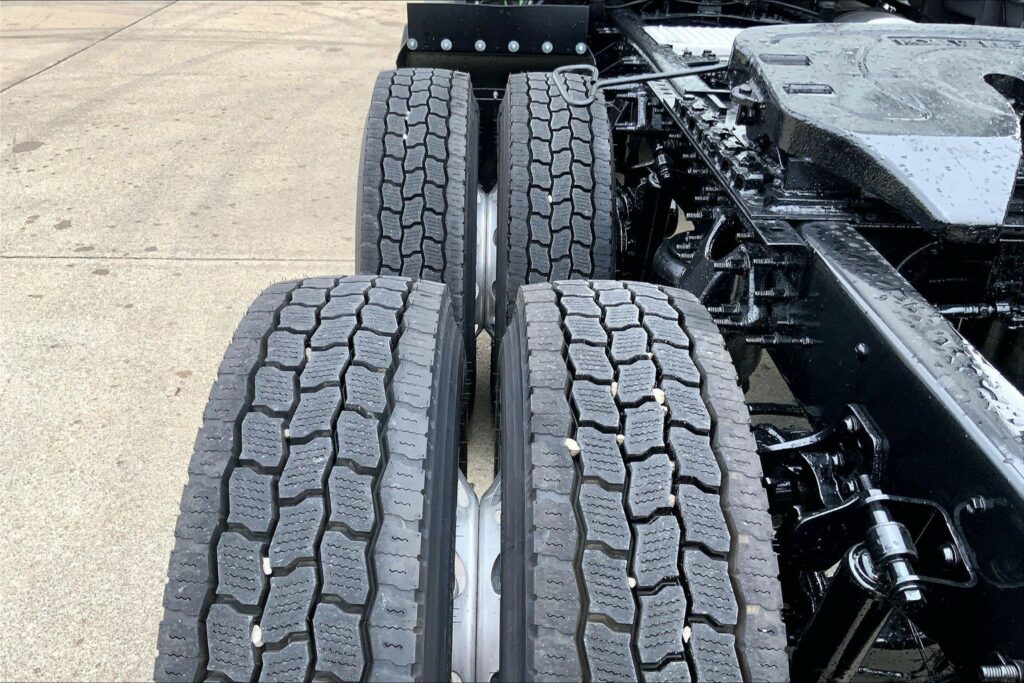 2022 CUM LT625 6×4 Sleeper