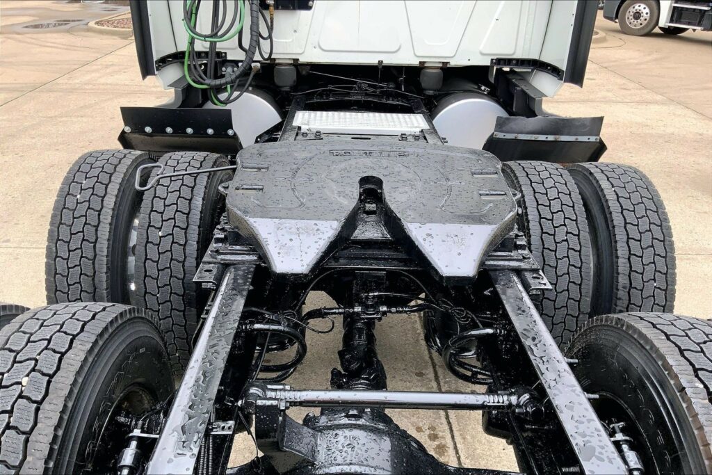 2022 CUM LT625 6×4 Sleeper