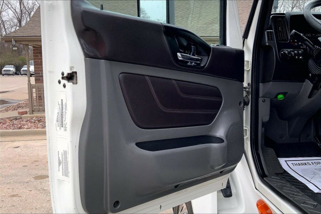 2022 CUM LT625 6×4 Sleeper