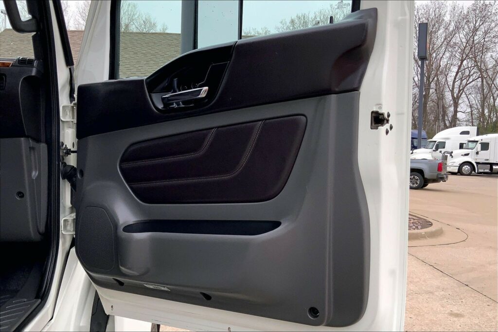 2022 CUM LT625 6×4 Sleeper