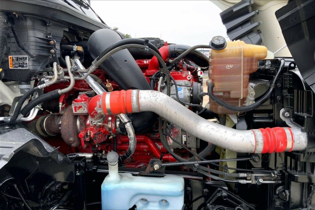 2022 CUM LT625 6×4 Sleeper