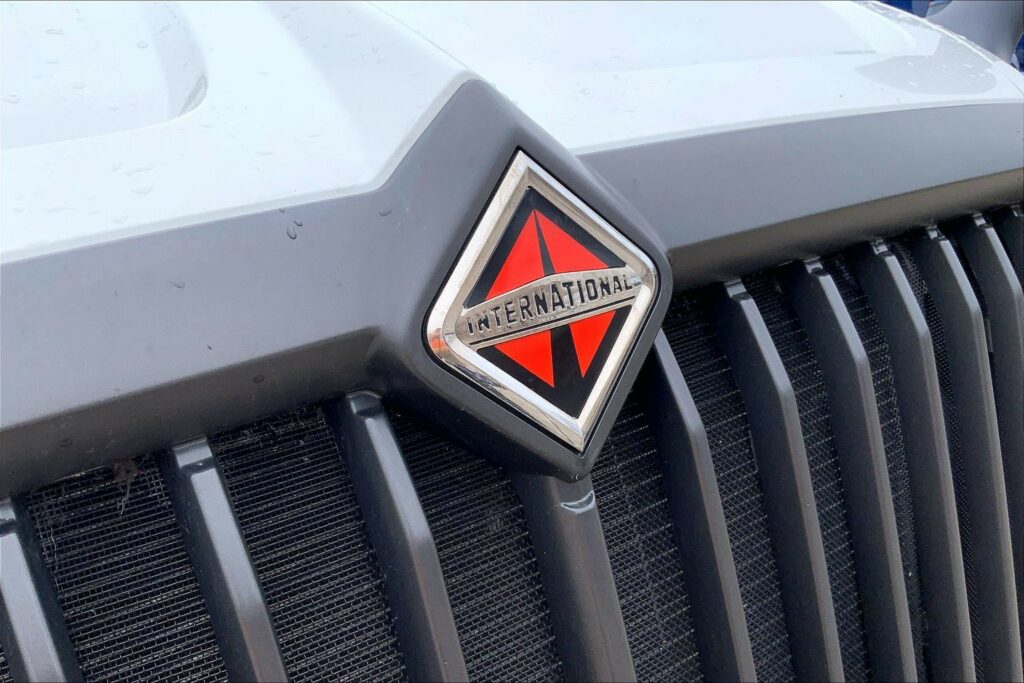 2022 CUM LT625 6×4 Sleeper