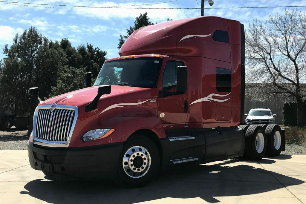 2023 CUM LT625 6X4 Sleeper