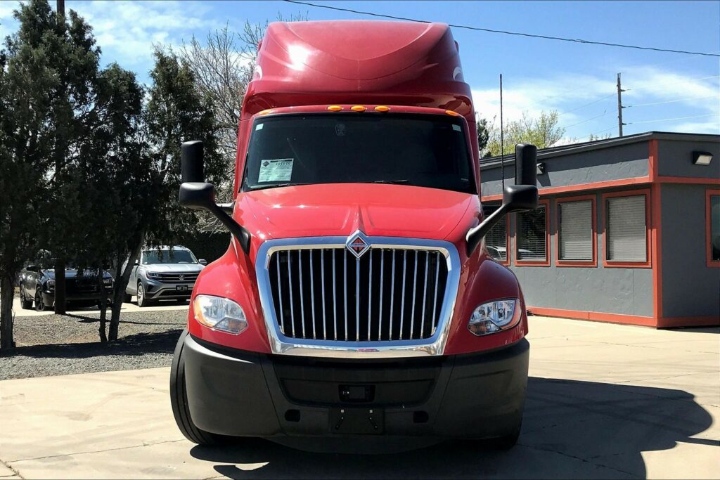 2023 CUM LT625 6X4 Sleeper