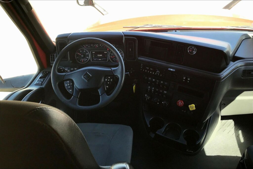 2023 CUM LT625 6X4 Sleeper