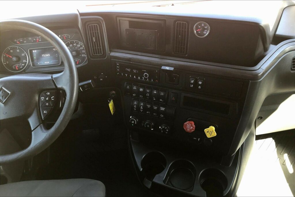 2023 CUM LT625 6X4 Sleeper