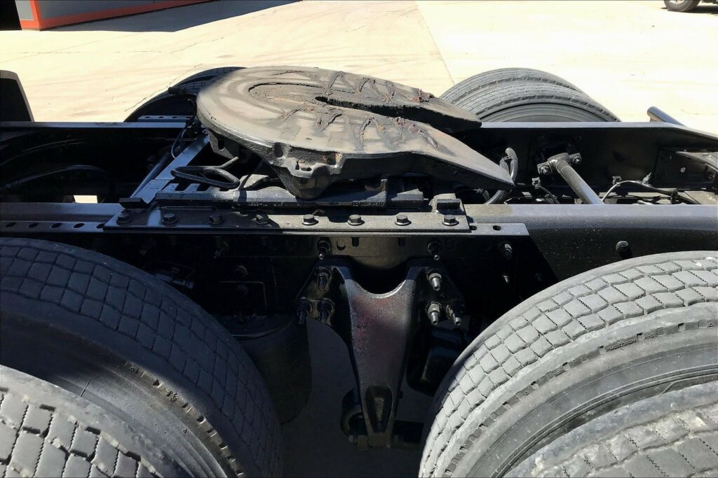 2023 CUM LT625 6X4 Sleeper