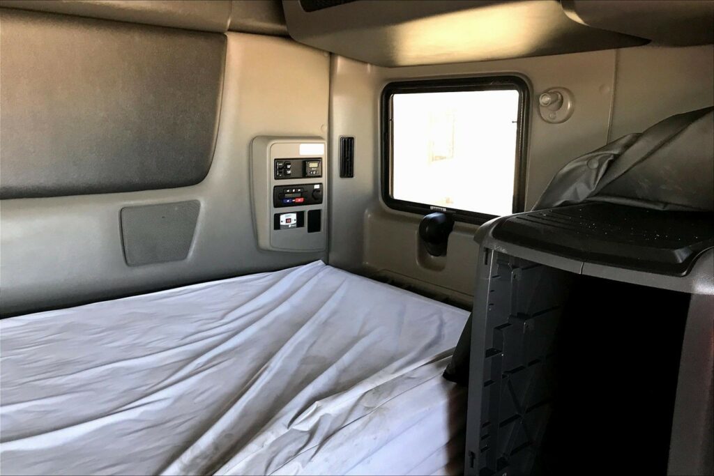 2023 CUM LT625 6X4 Sleeper