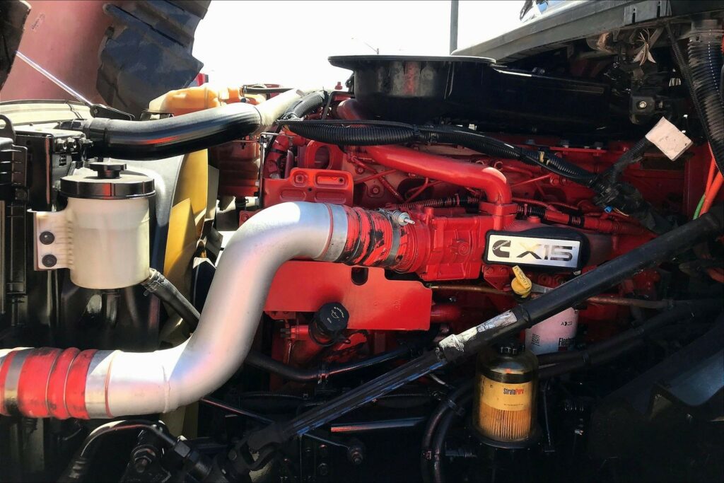 2023 CUM LT625 6X4 Sleeper