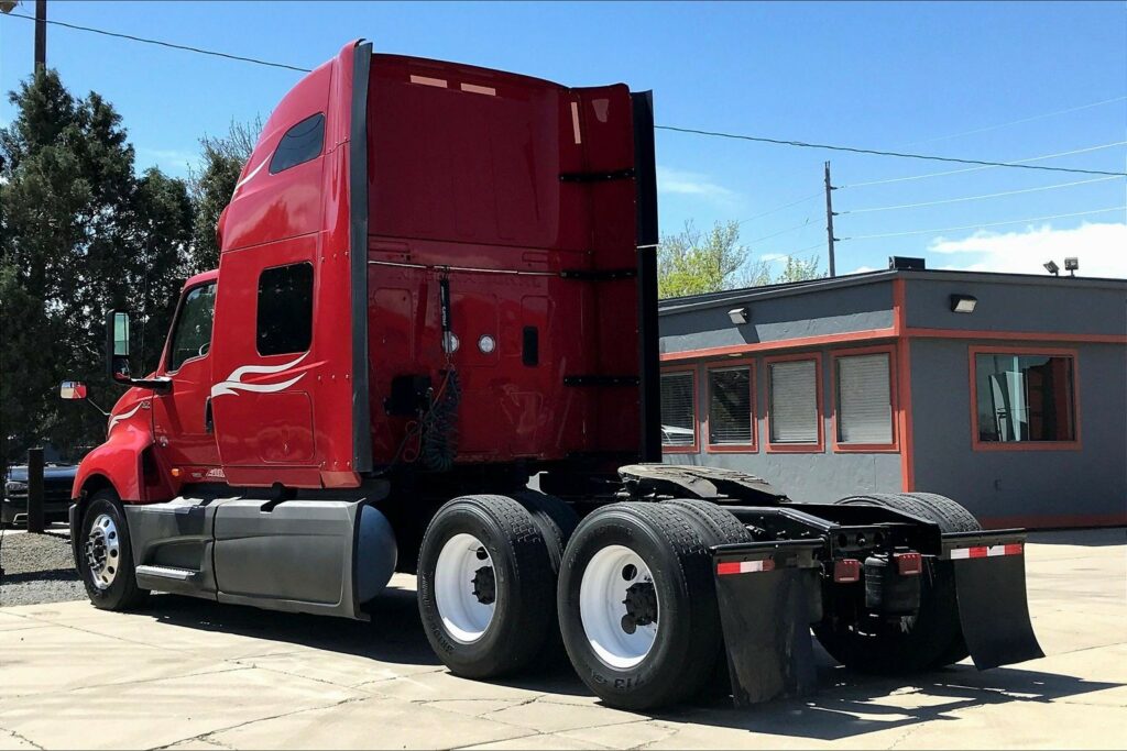 2023 CUM LT625 6X4 Sleeper