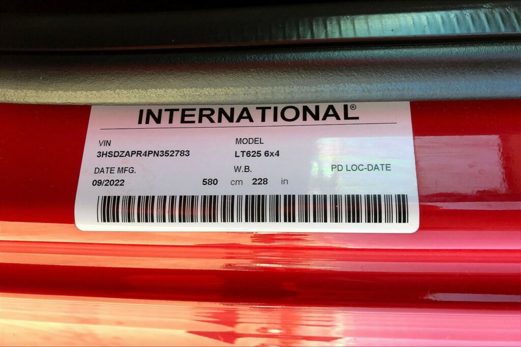 2023 CUM LT625 6X4 Sleeper