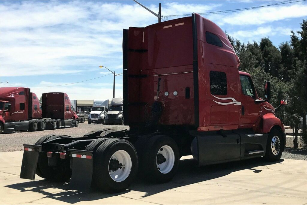 2023 CUM LT625 6X4 Sleeper