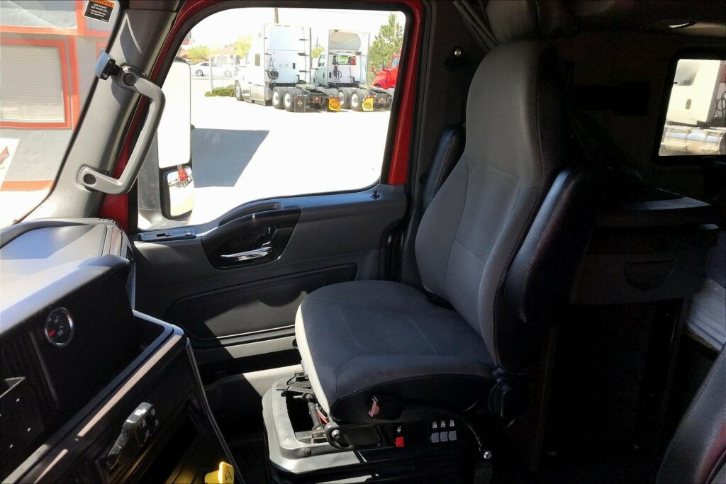 2023 CUM LT625 6X4 Sleeper