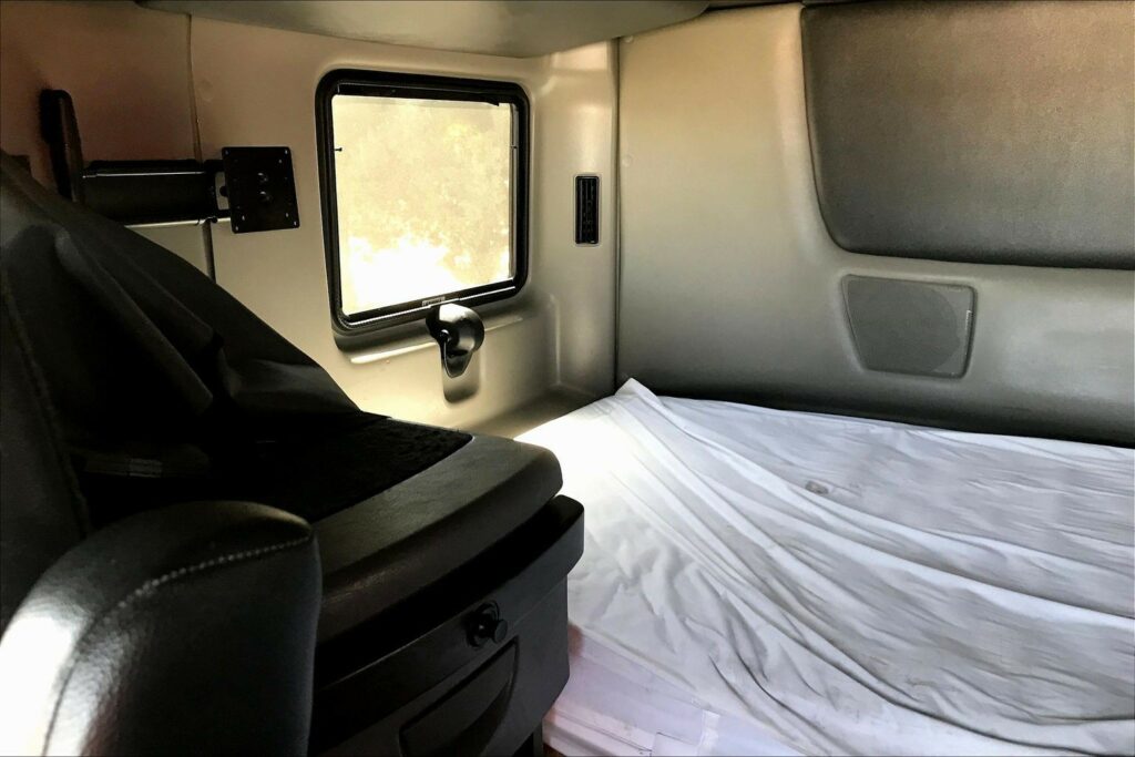 2023 CUM LT625 6X4 Sleeper