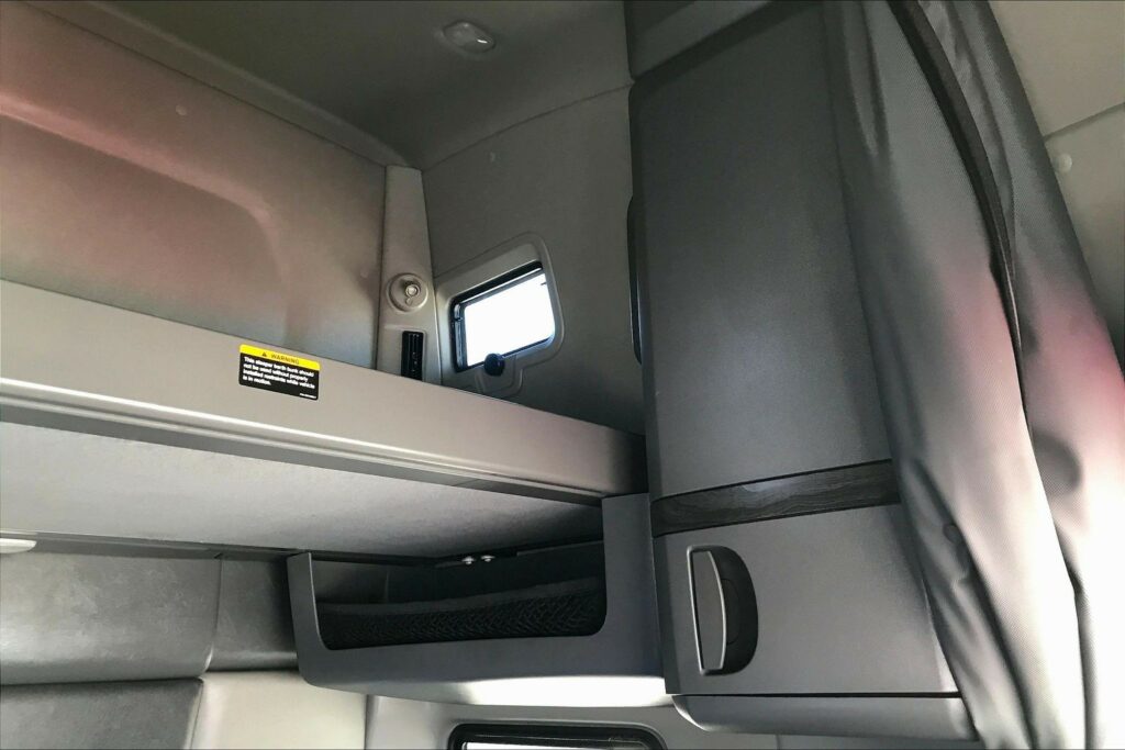 2023 CUM LT625 6X4 Sleeper