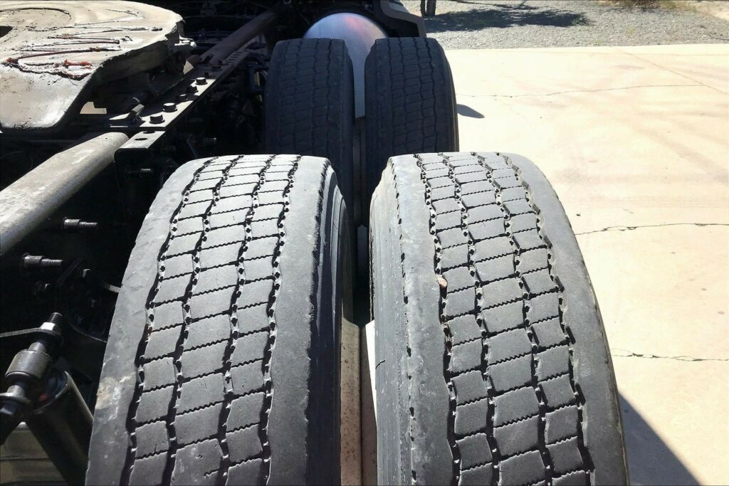 2023 CUM LT625 6X4 Sleeper