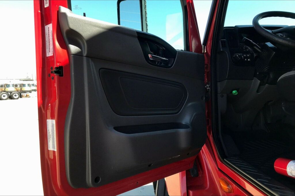 2023 CUM LT625 6X4 Sleeper