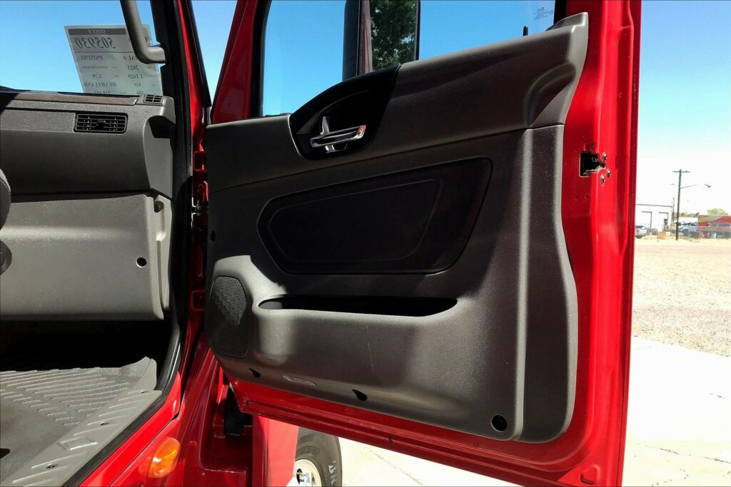 2023 CUM LT625 6X4 Sleeper