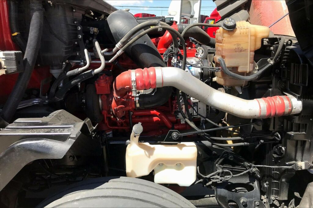 2023 CUM LT625 6X4 Sleeper