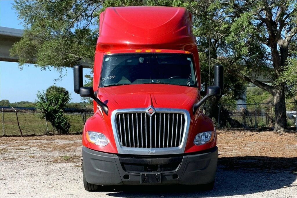 2023 CUM LT625 6X4 Sleeper