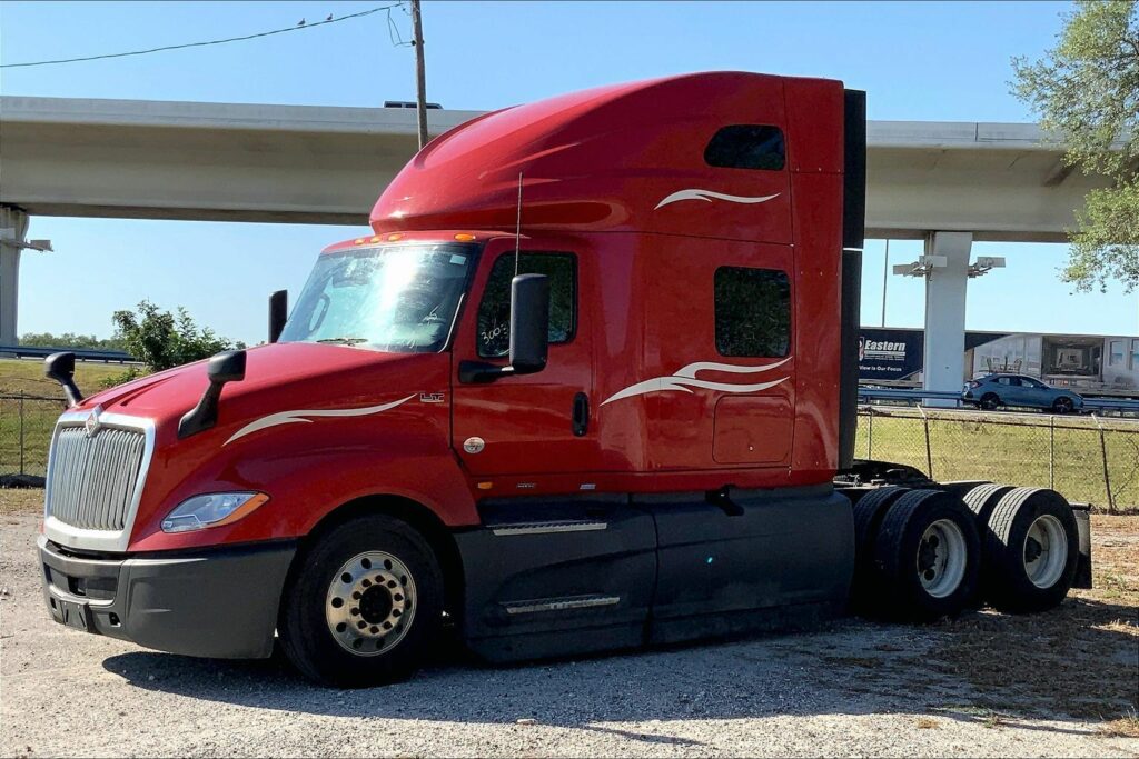 2023 CUM LT625 6X4 Sleeper