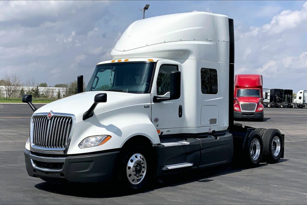 2022 CUM LT625 6×4 Sleeper