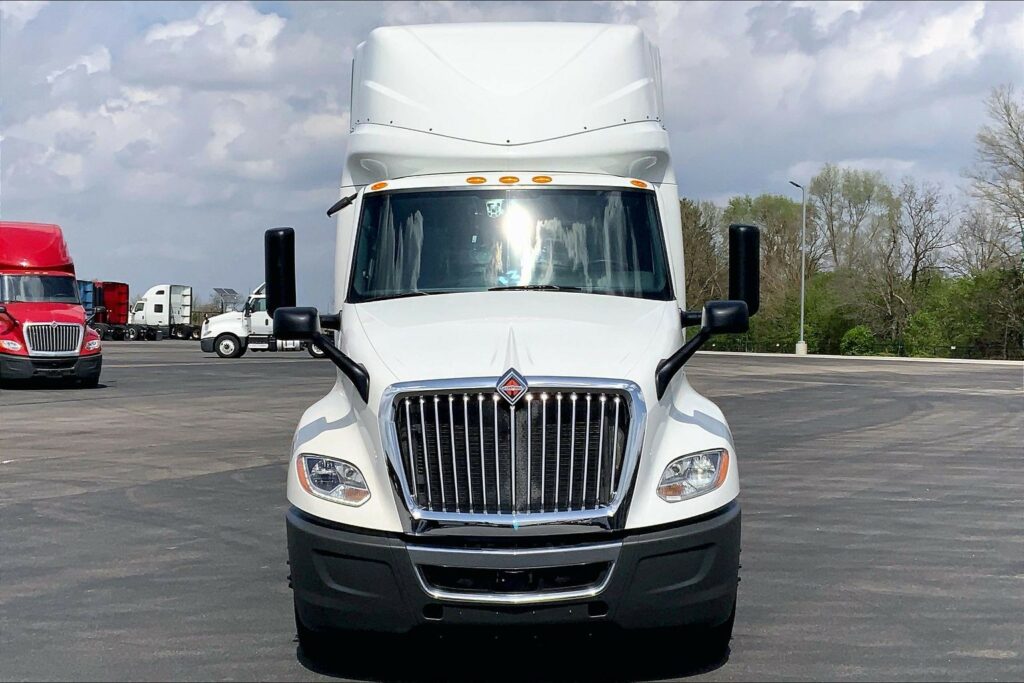 2022 CUM LT625 6×4 Sleeper