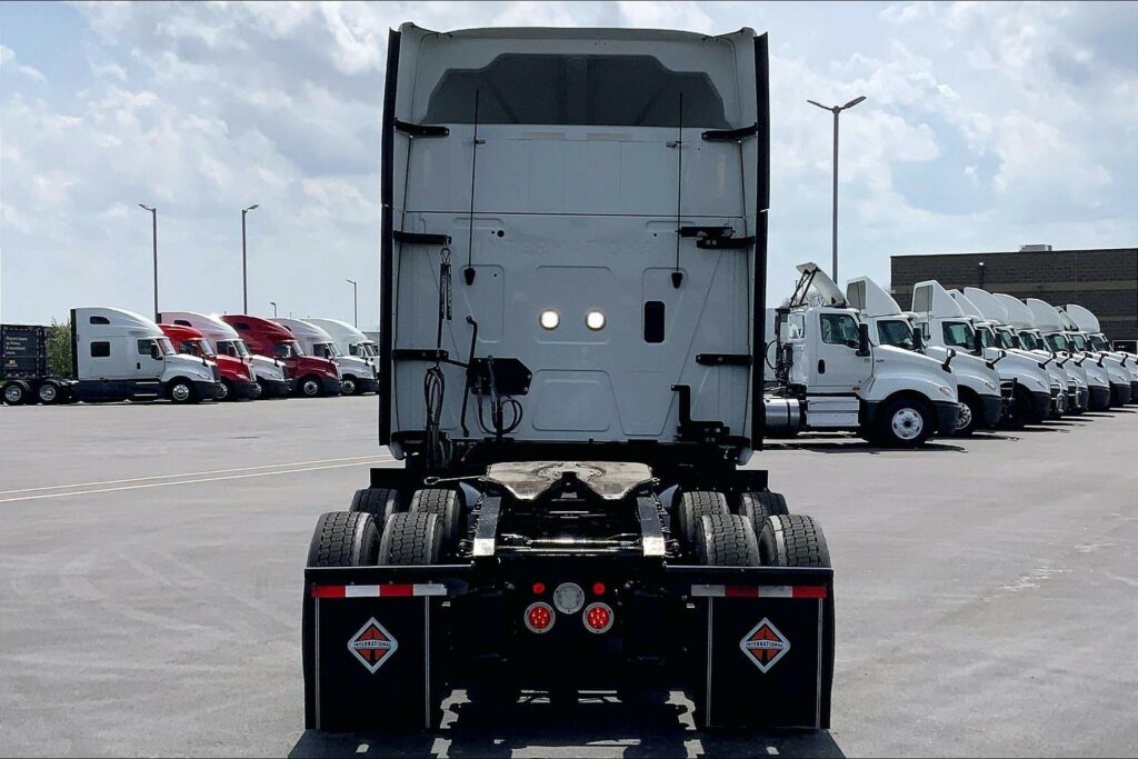 2022 CUM LT625 6×4 Sleeper