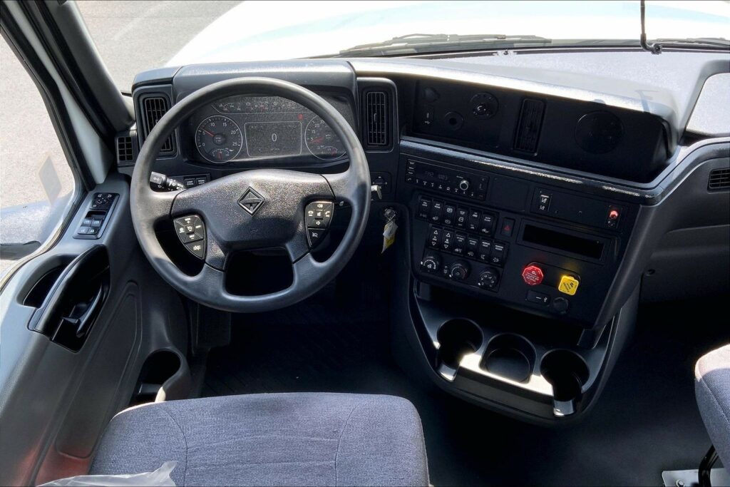 2022 CUM LT625 6×4 Sleeper