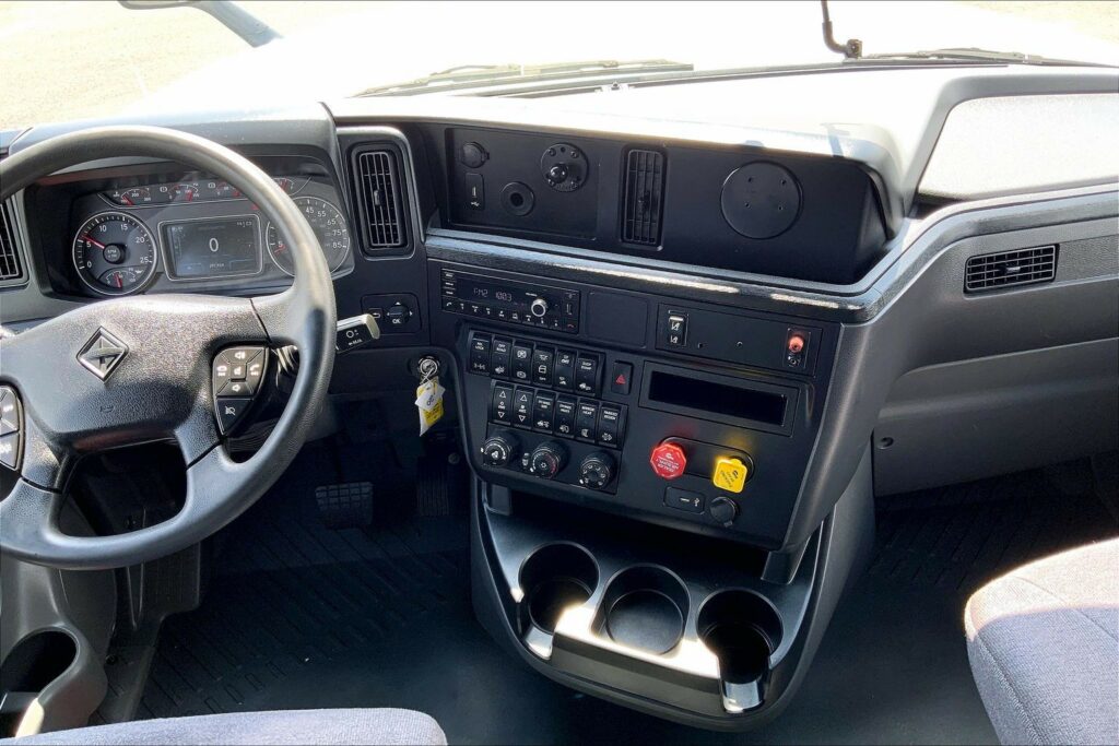 2022 CUM LT625 6×4 Sleeper