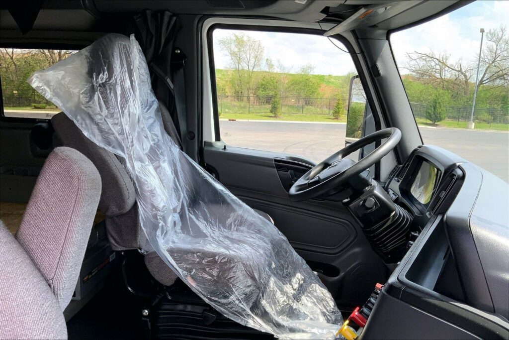 2022 CUM LT625 6×4 Sleeper