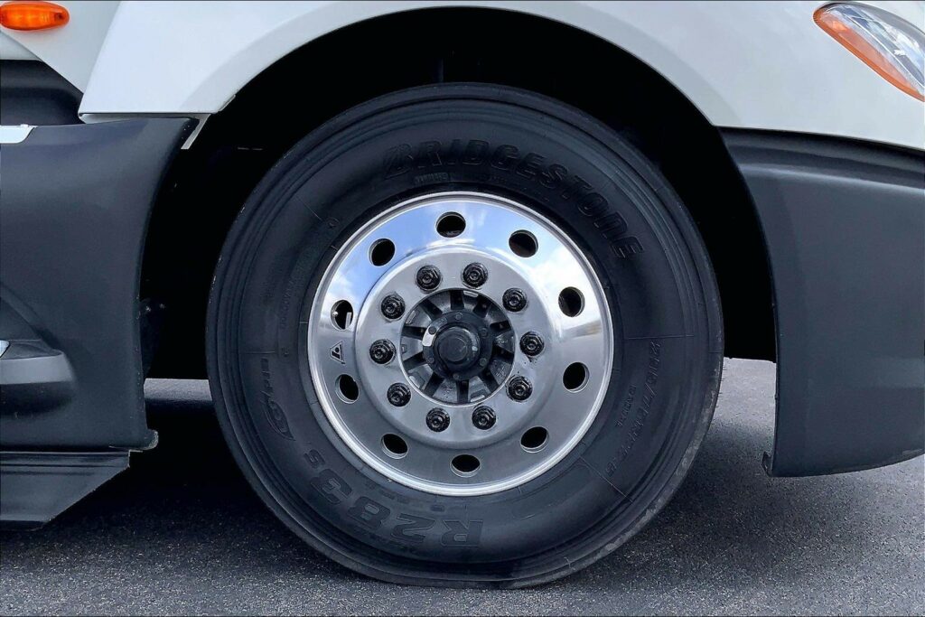 2022 CUM LT625 6×4 Sleeper